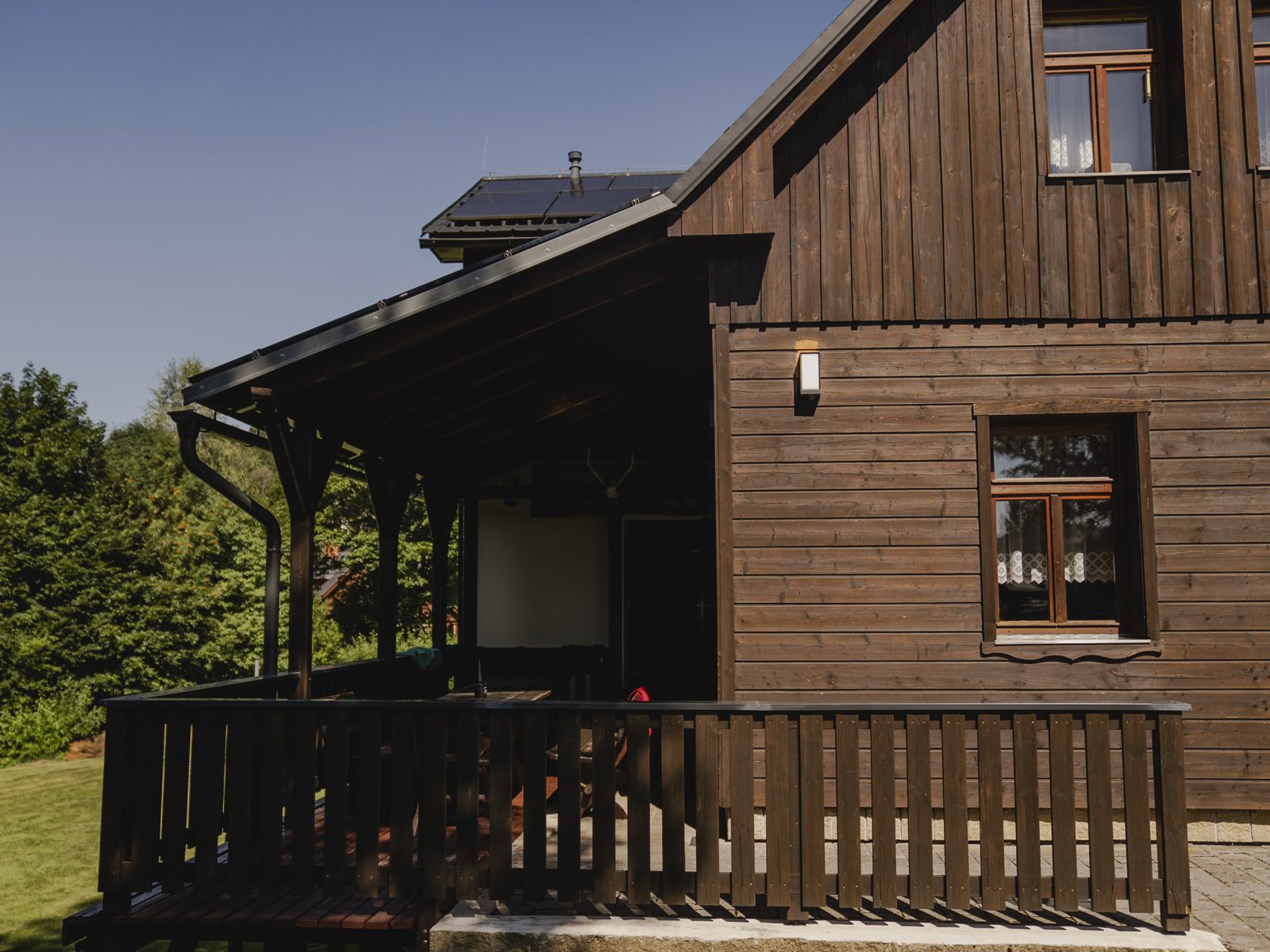 Veranda a dřevěné průčelí